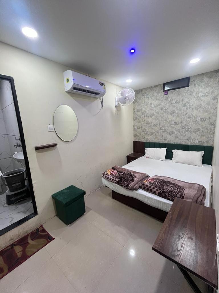 Green Leaf Hotel Удджайн Екстер'єр фото