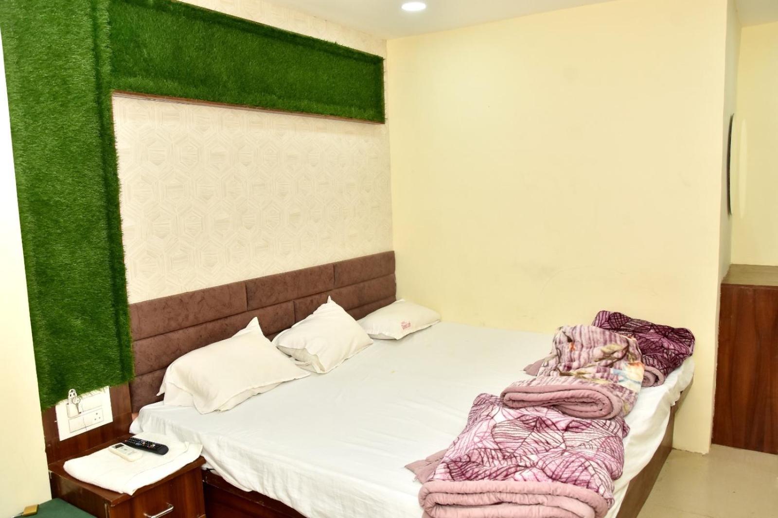 Green Leaf Hotel Удджайн Екстер'єр фото