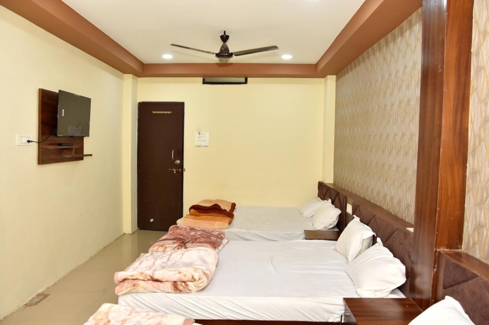 Green Leaf Hotel Удджайн Екстер'єр фото
